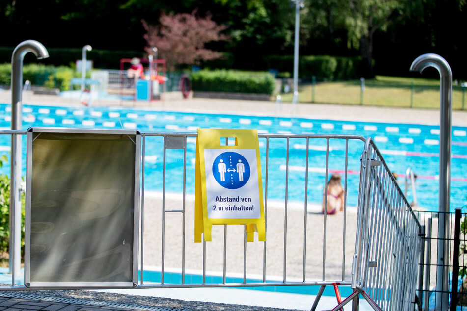 Ein fünfjähriger Junge musste im Schwimmbad wiederbelebt werden, starb aber später im Krankenhaus.