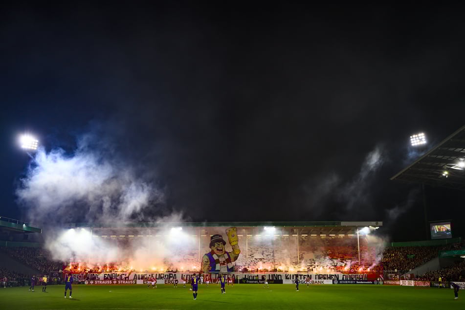 Flutlicht und knisternde Pokal-Atmosphäre: Im Stadion der Freundschaft geht es oft heiß her.