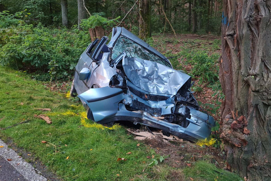 Der total zerstörte Honda steht am Straßenrand. Die 86-jährige Fahrerin ist noch am Unfallort gestorben.