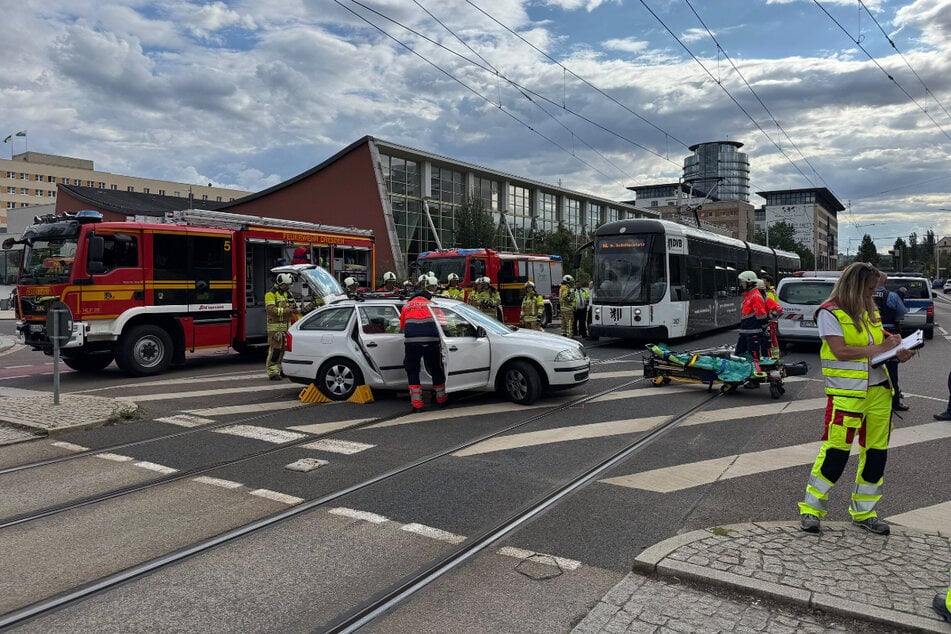 Die im Škoda eingeschlossene Frau wurde in eine Klinik gebracht.