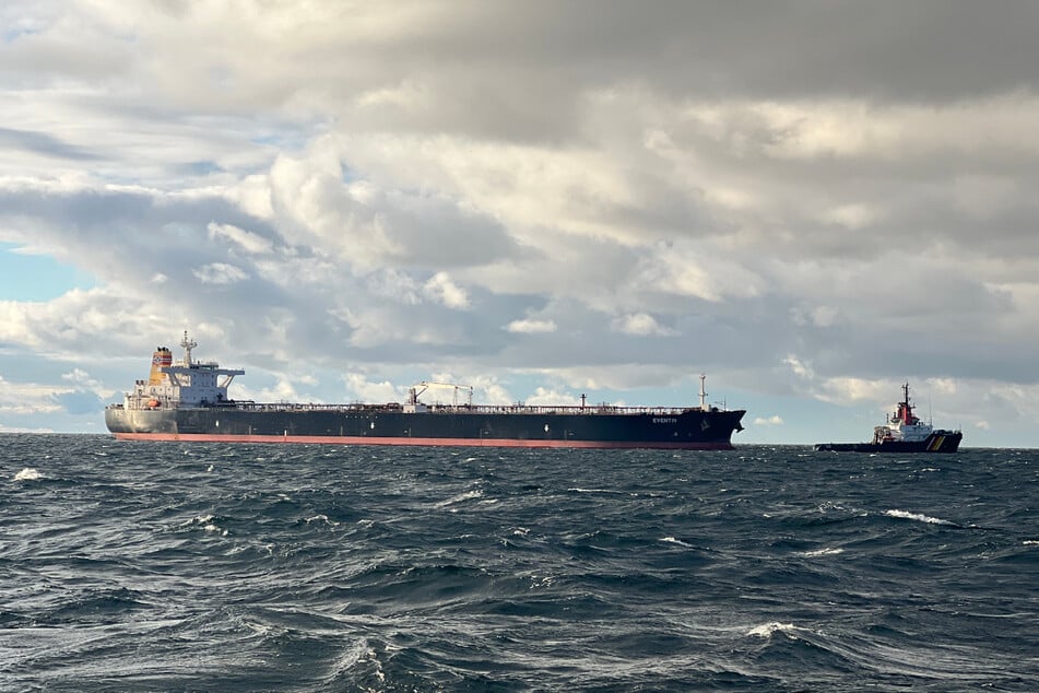 Der manövrierunfähige Tanker "Eventin" soll zur russischen Schattenflotte gehören.