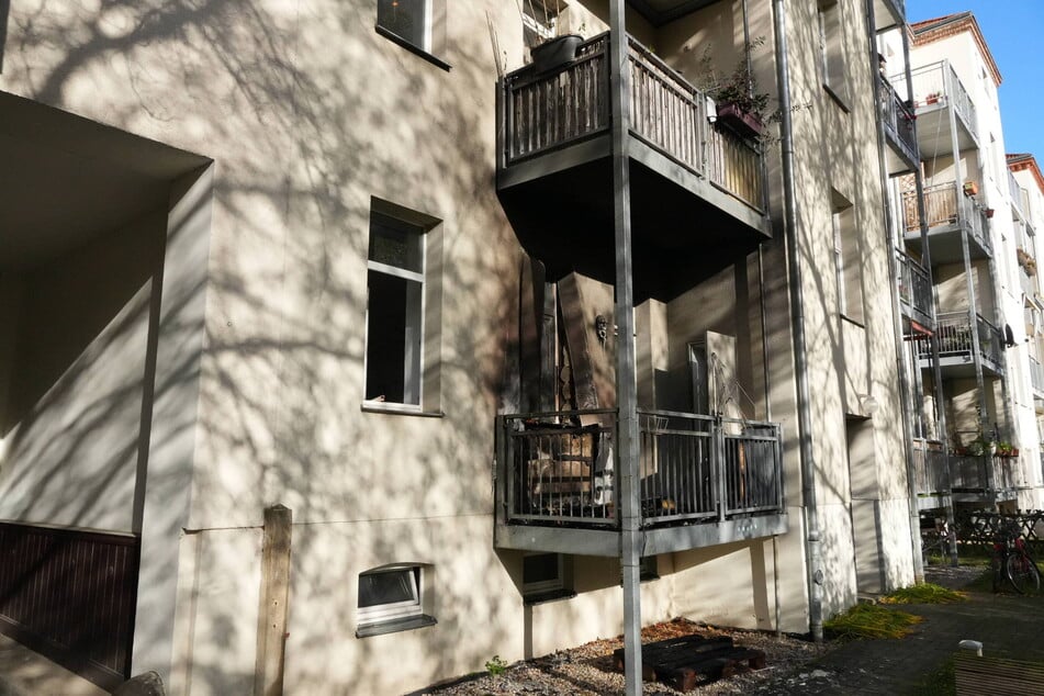 Der Balkon brannte vollständig aus.