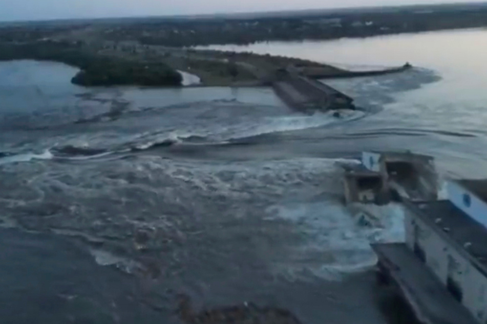 Dieses vom ukrainischen Präsidialamt über AP veröffentlichte Videostandbild zeigt Wasser, das durch einen Durchbruch im Kachowka-Staudamm fließt.