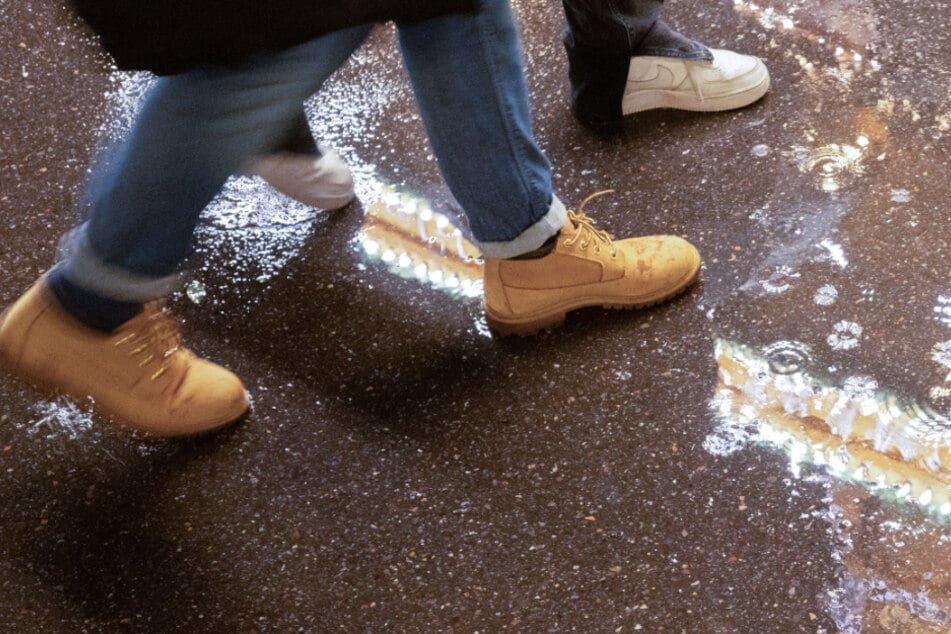 Hinterhältige Attacke nach Weihnachtsmarkt-Besuch: Duo attackiert Ehepaar mit Glasflasche