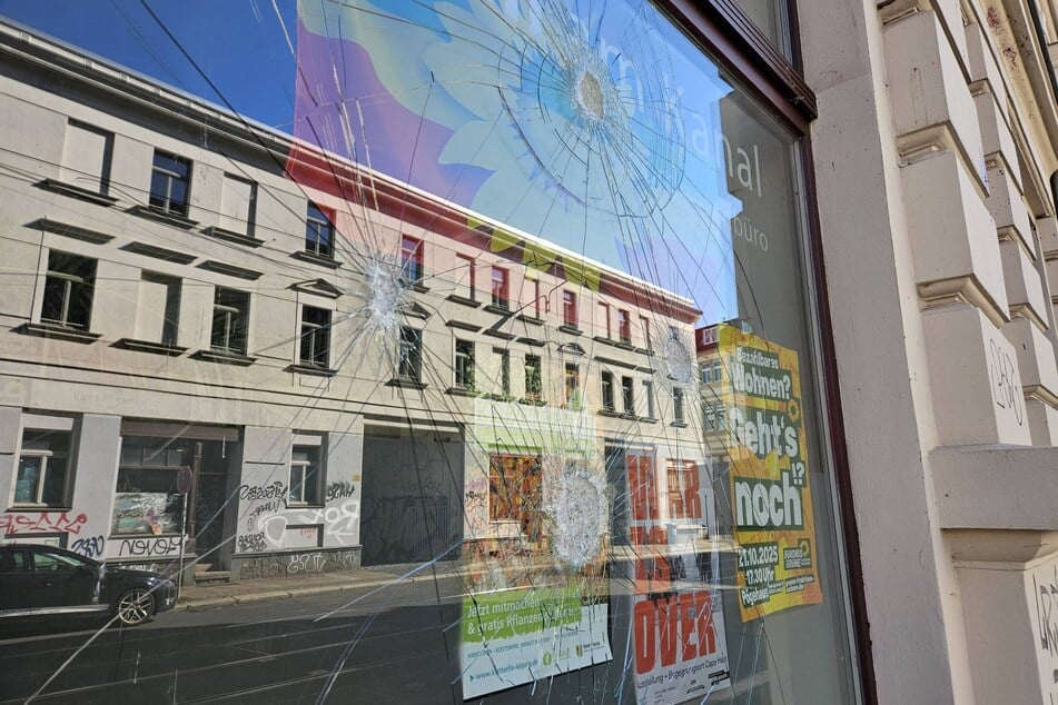 Auch das Büro der Grünen bekam mehrere Schläge ab.