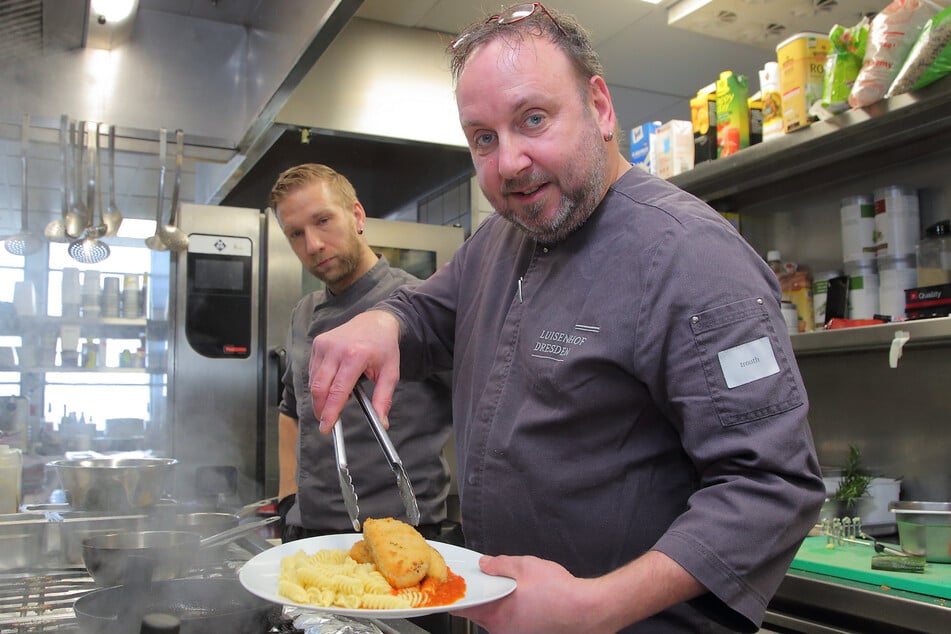 "Luisenhof"-Chefkoch Karsten Juhrig (53) bereitet Jägerschnitzel mit Spirelli zu.