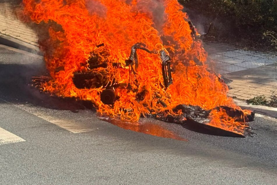 Inferno auf offener Straße: Motorroller fackelt in Wohngebiet ab
