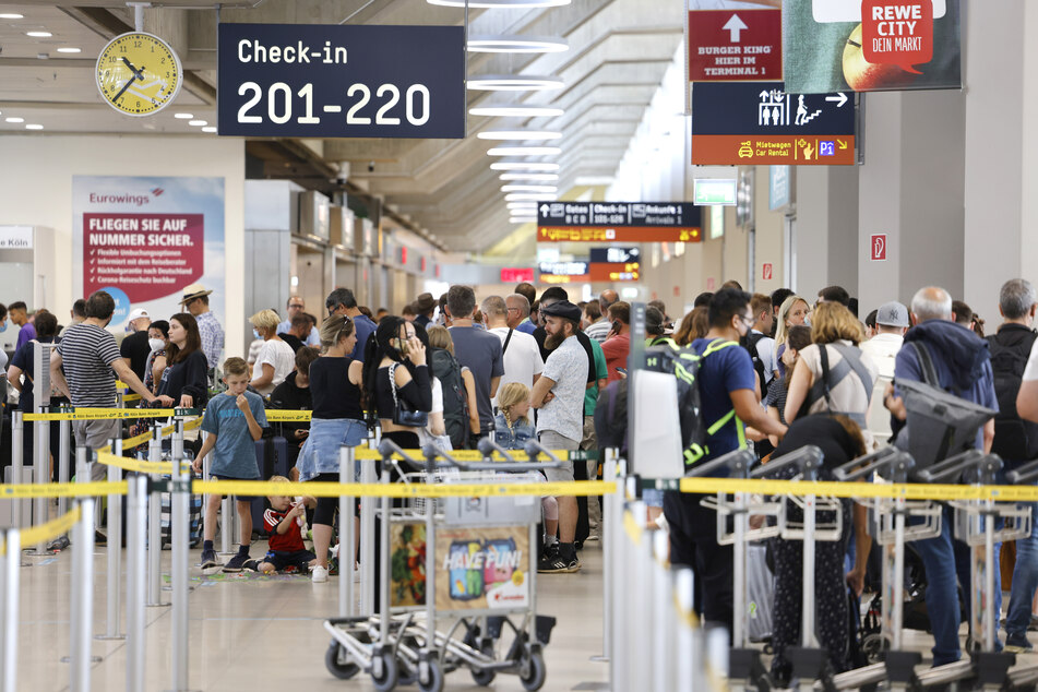 Reisende müssen sich in NRW wohl schon bald auf lange Wartezeiten und Flug-Ausfälle vorbereiten.