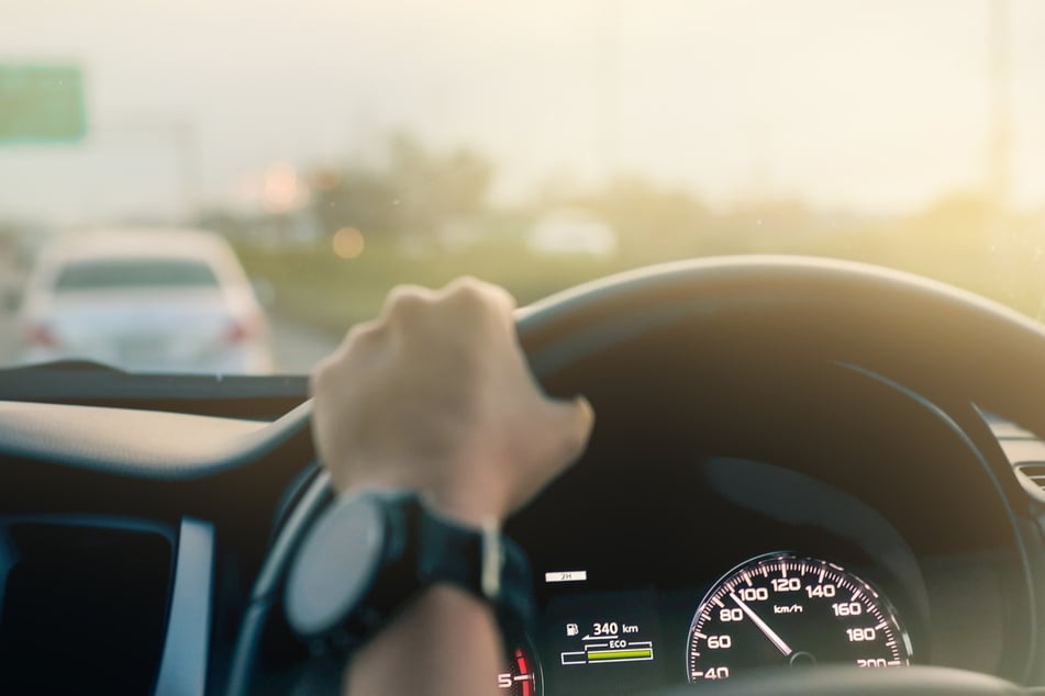 Der 43-Jährige drängte erst seine Ex-Freundin in ihrem VW Polo ab und nahm dann die Verfolgung ihres neuen Freundes (33) auf, der in einem Mercedes unterwegs war. (Symbolfoto)