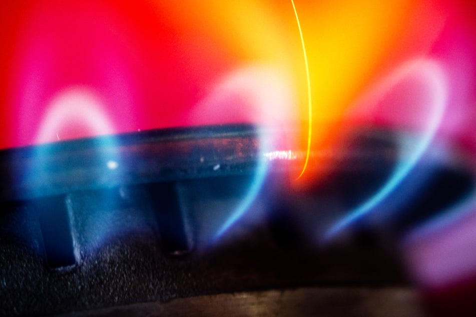 Die Flamme eines Gasherdes brennt in einer Küche - der Energieversorger Mainova verzichtet vorerst auf höhere Abschlagszahlungen im Tarif der Erdgas-Grundversorgung.
