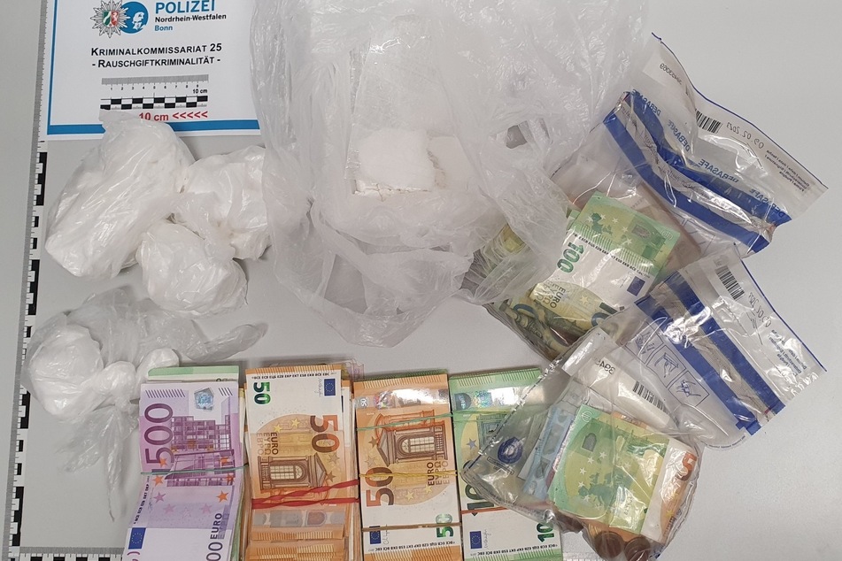 Kokain und etliche Geldscheine sind von der Polizei sichergestellt worden.