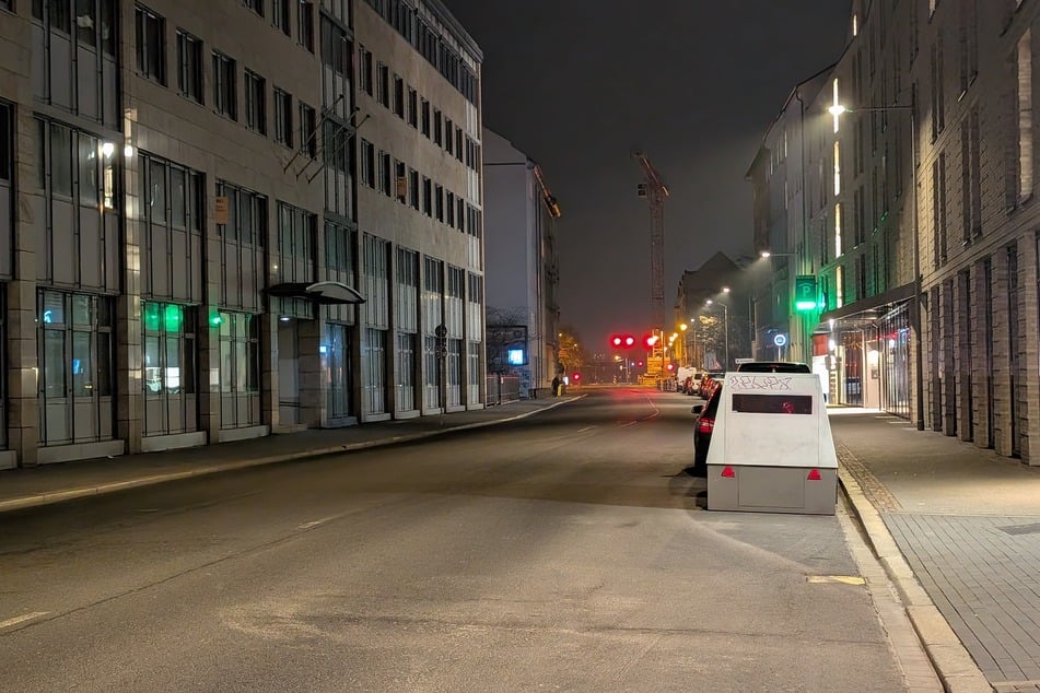 Am Montagabend überwachte dieser Superblitzer den Verkehr auf der Berliner Straße.