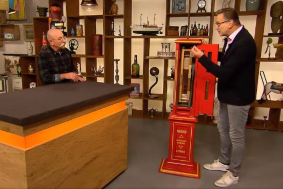 Bei "Bares für Rares" steht ein Schokoladenautomat zum Verkauf. Experte Detlev Kümmel (57, r.) prüft die Funktionalität.