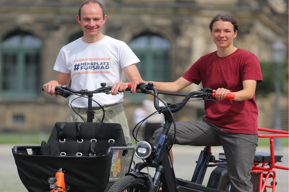 Gemeinsam überzeugt von der Cargobike Roadshow: Paula Scharfe (27, Chefin Radverkehr Stadt Dresden, v.l.) und Nils Larsen (39, Vorstand ADFC).