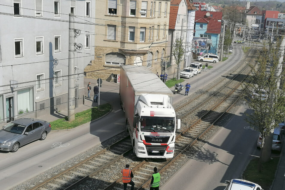 Der Sattelzug steht auf den Schienen.