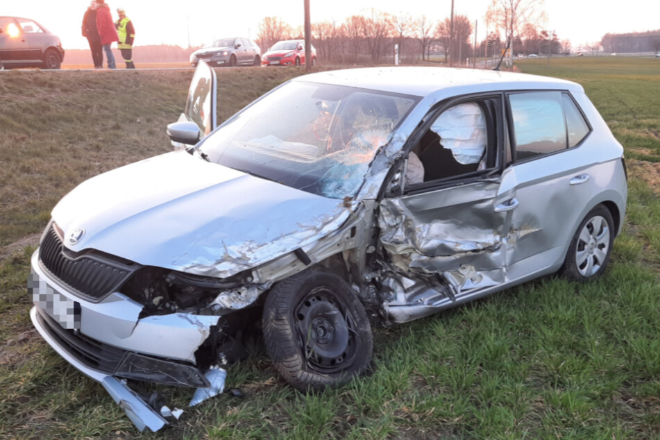 Der zerbeulte Skoda nach dem Unfall.