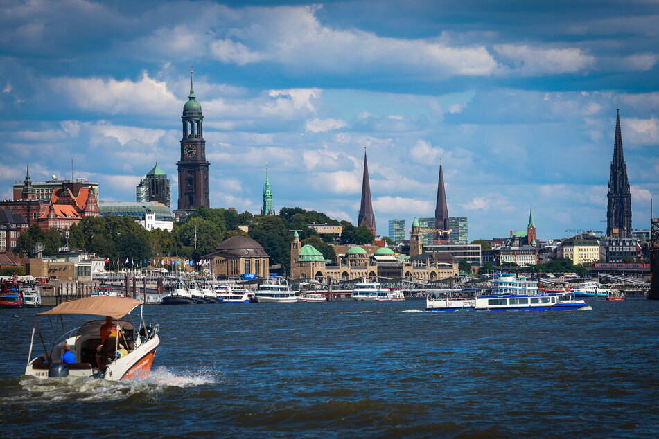 Kommenden April dampft die Weiße Flotte die Elbe hinab - Ziel ist Hamburg.