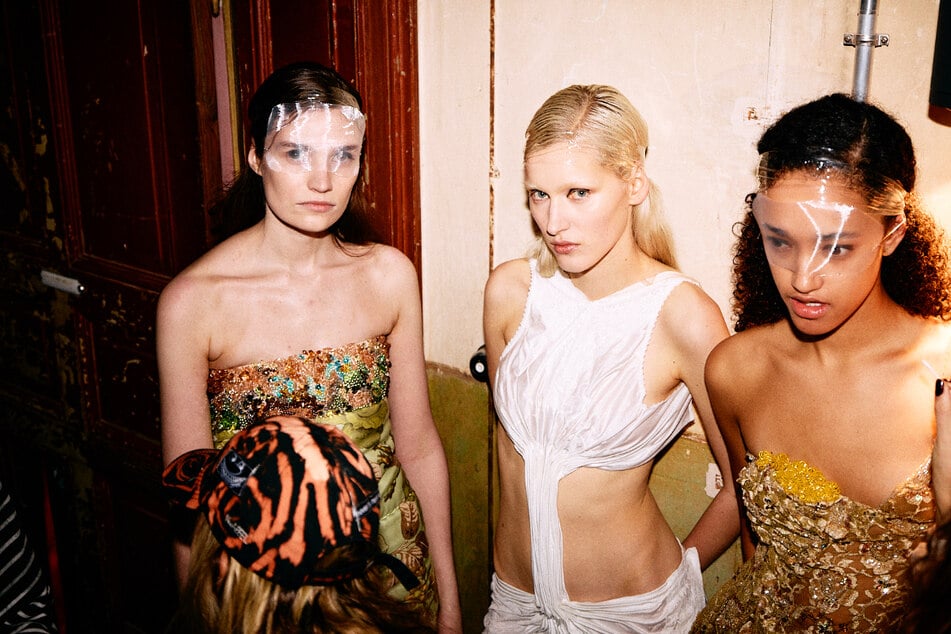 Lou de Bètoly macht aus Vintage-Stoffen einzigartige Couture mit Charakter. © Lou de Bètoly Backstage Line-up by Caroline Kynast