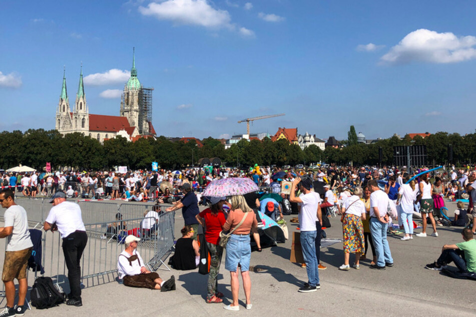 Zahlreiche Menschen haben sich zu einer Kundgebung gegen die staatlichen Corona-Maßnahmen auf der Theresienwiese eingefunden. In München war der Demonstration eine juristische Auseinandersetzung um Form und Größe der Veranstaltung vorausgegangen.