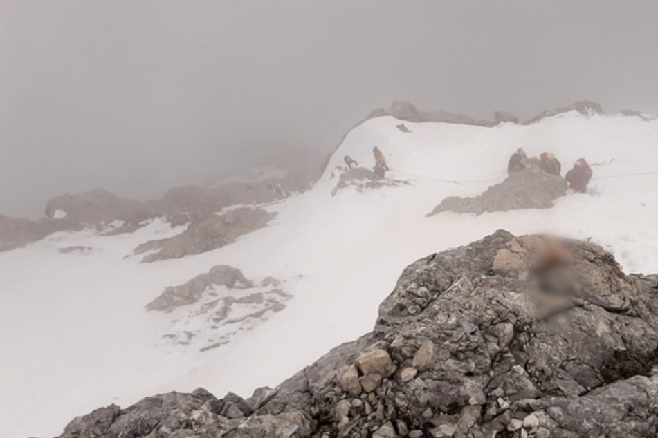 Bergretter der Bergwacht Grainau sind im Einsatz, nachdem ein Bergsteiger an der Zugspitze abgestürzt und gestorben ist.