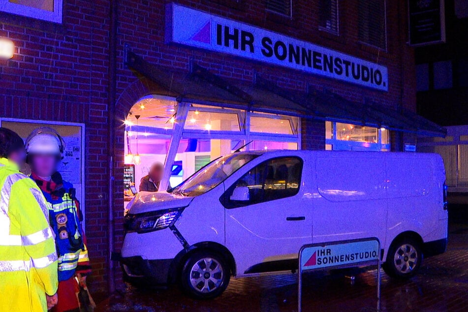 Der Schaden wird aktuell auf einen fünfstelligen Betrag geschätzt.