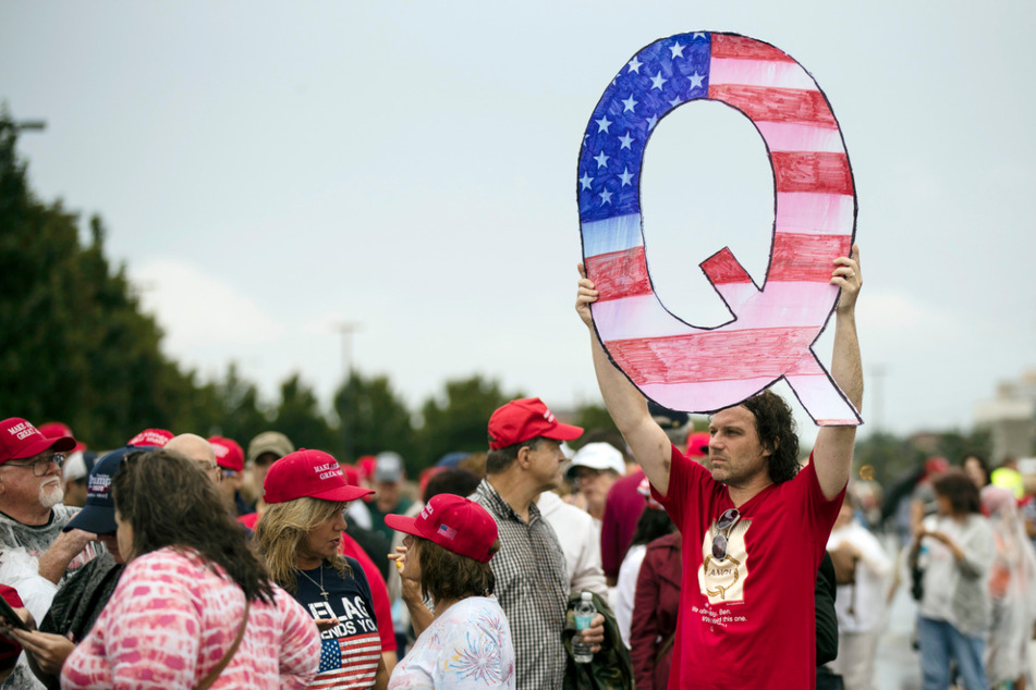 Ein QAnon-Unterstützer vor einer Wahlkampfveranstaltung der Republikaner im August 2018 in Pennsylvania, bei der auch US-Präsident Trump (77) auftrat.
