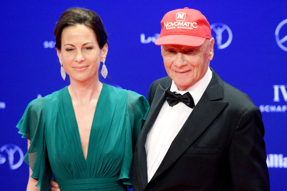 Birgit (44) und Niki Lauda (†70) bei einer Preisverleihung. Ohne sein Markenzeichen, die rote Kappe, sah man den Ex-Rennfahrer fast nie in der Öffentlichkeit. (Archivbild)