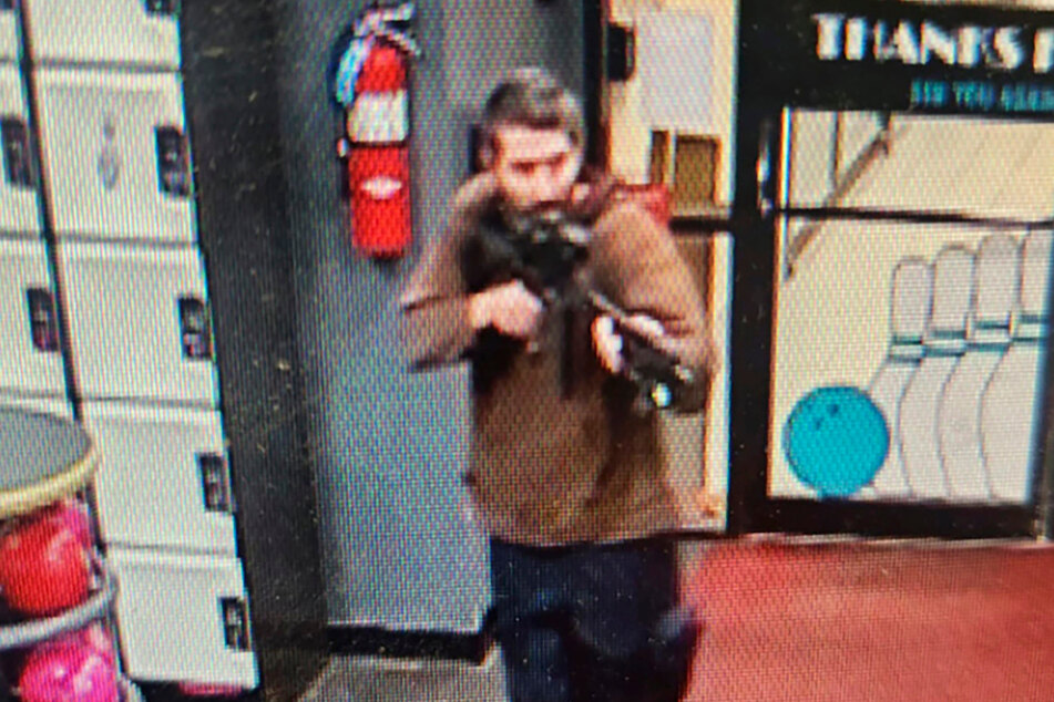 Die Fahnder veröffentlichen ein Foto des Schützen, der als "bewaffnet und gefährlich" gilt.