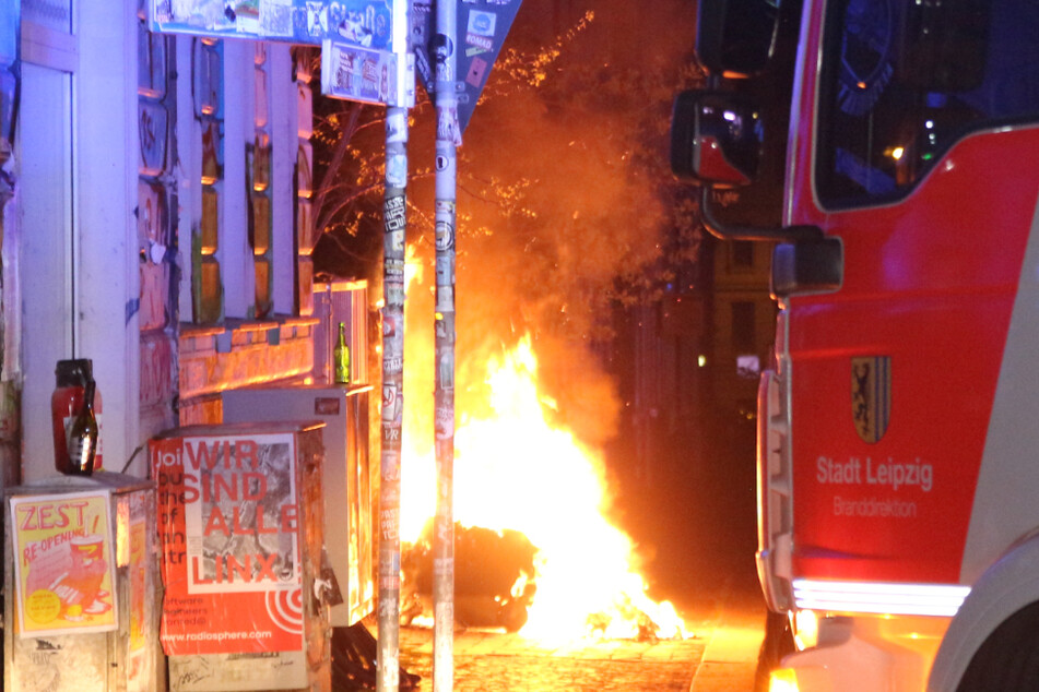 Leipzig: Brandanschläge im Leipziger Süden? Mülltonnen stehen in Flammen