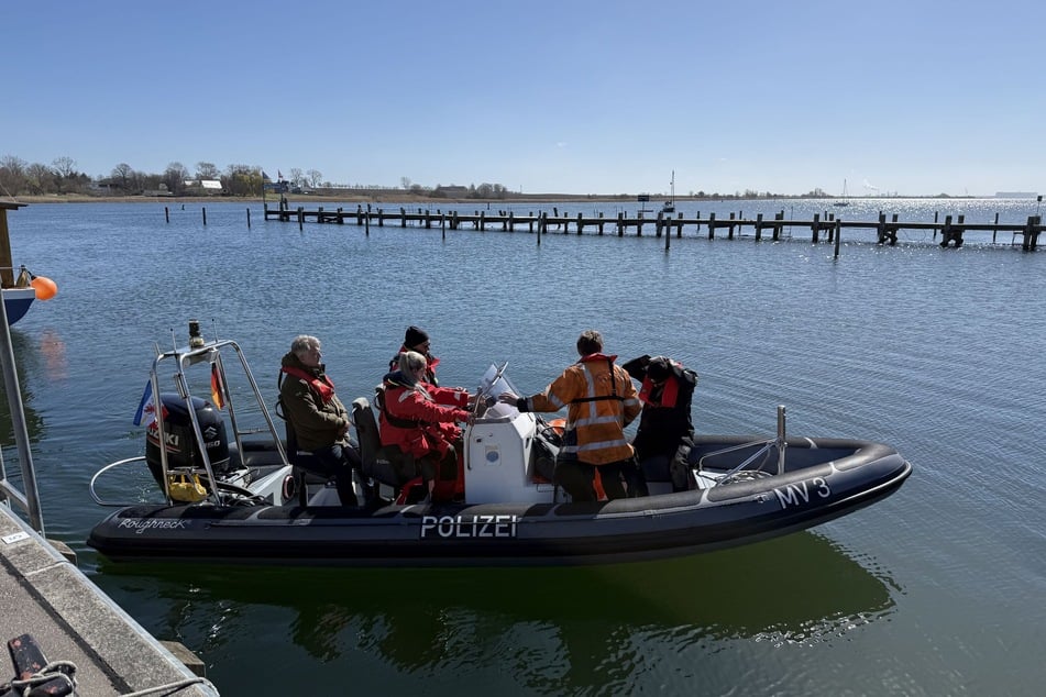 Experten nahmen am Dienstagvormittag Wasserproben direkt am Tier.