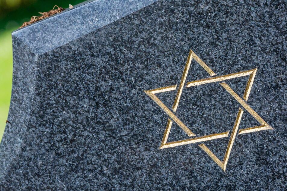 Jüdische Gräber auf Friedhof geschändet