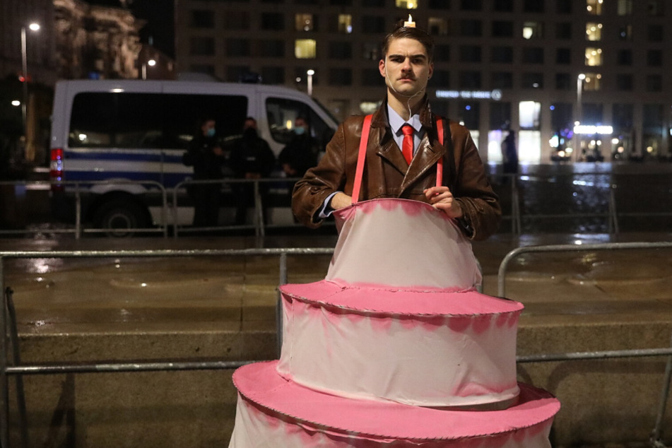 Ein Mitglied des Satire-Trupps der "Partei" kam als Geburtstagstorte zu den Protesten gegen Pegida.