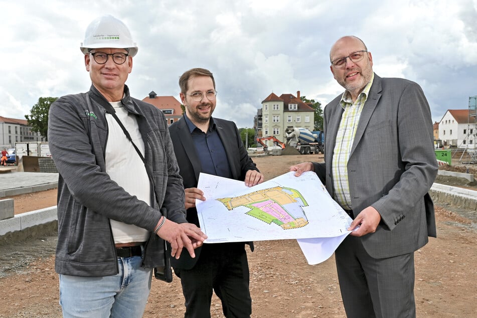 Bauleiter Werner Möllers (57, l.), Projektleiter David Osthof (37, M.) und Meißens Oberbürgermeister Olaf Raschke (62, parteilos) zeigen sich mit dem Fortschritt zufrieden.
