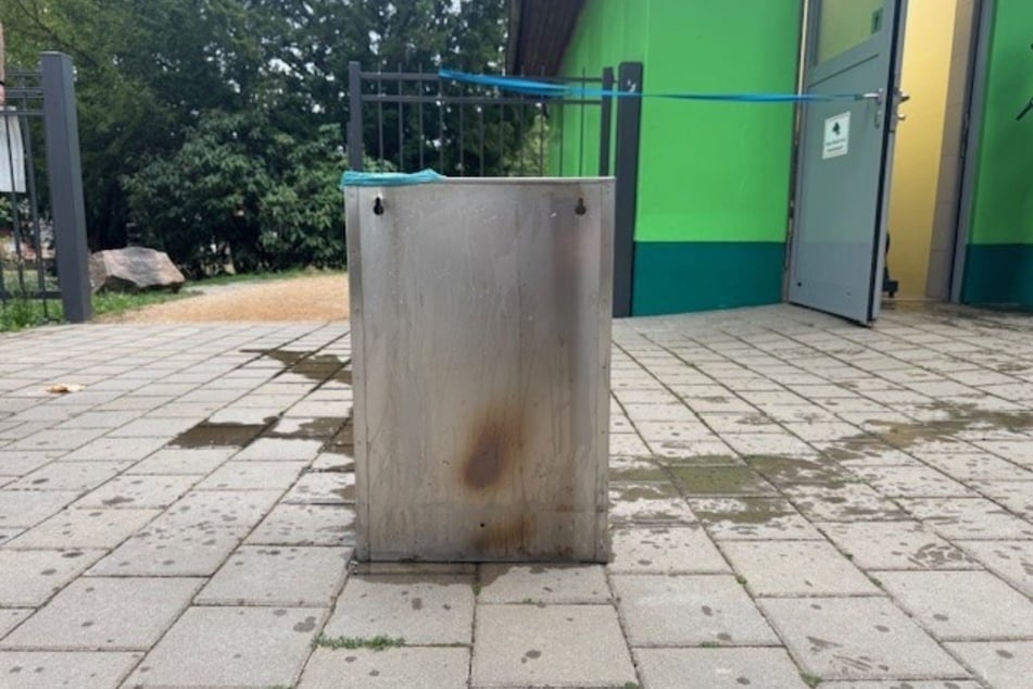 Unbekannte zündeten einen Mülleimer an.