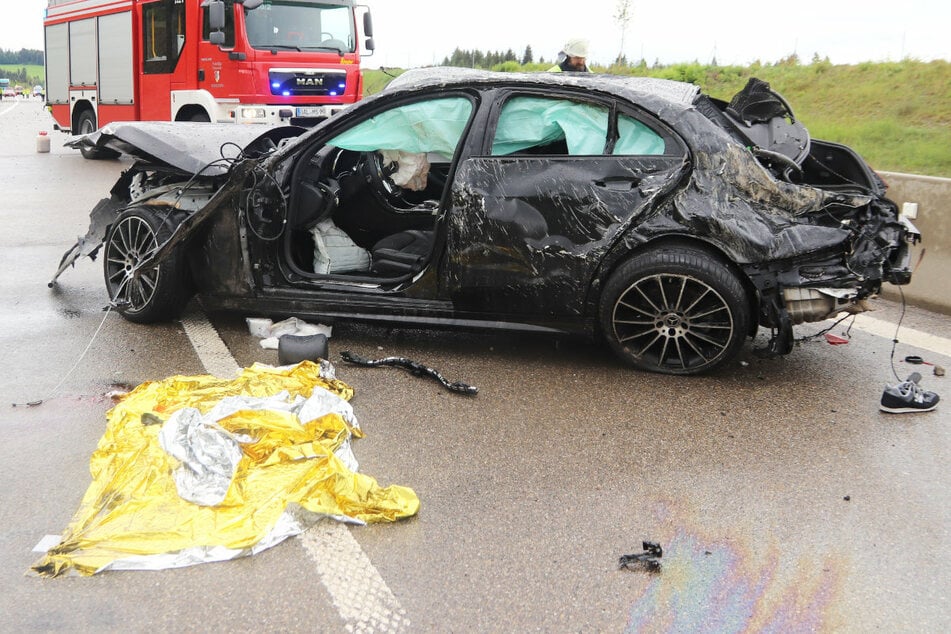 Unfall A7: Mann stirbt bei tragischem Unfall: Auto überschlägt sich mehrfach auf nasser Autobahn
