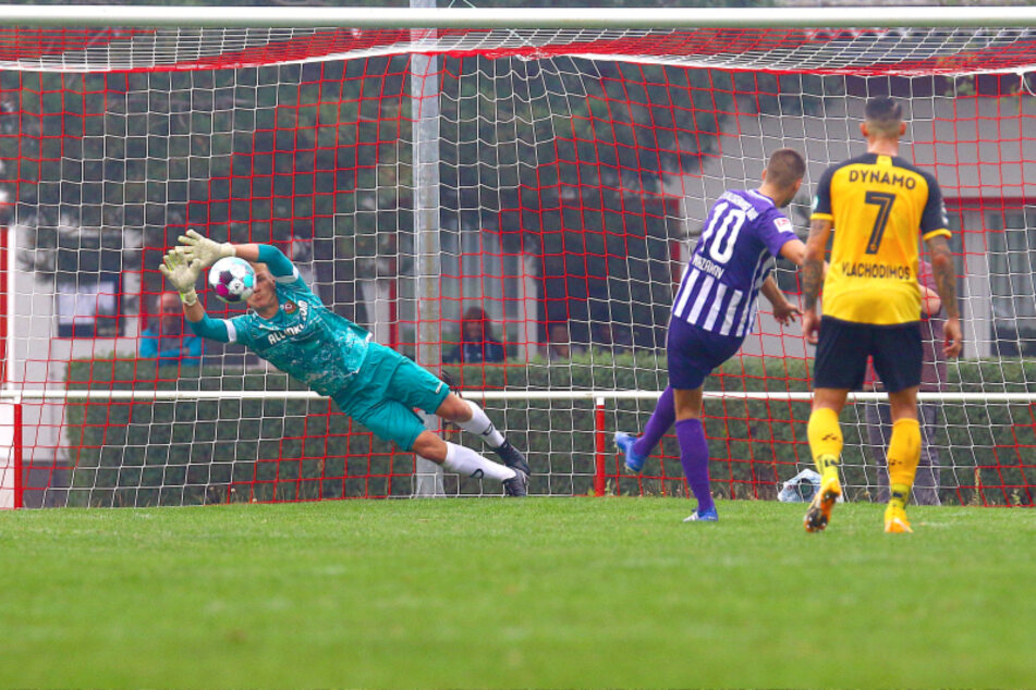 Seltenes Bild: Aues sonst so sicherer Elfmeterschütze Dimitrij Nazarov scheitert vom Punkt, Dynamo-Keeper Kevin Broll hat die Ecke geahnt.