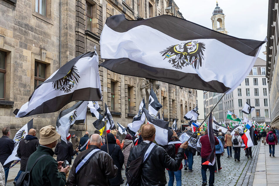Im Oktober 2023 zogen mehrere hundert Teilnehmer mit Flaggen vom Königreich Preußen (schwarz-weiß-schwarz mit Adler) durch die Dresdner Innenstadt.