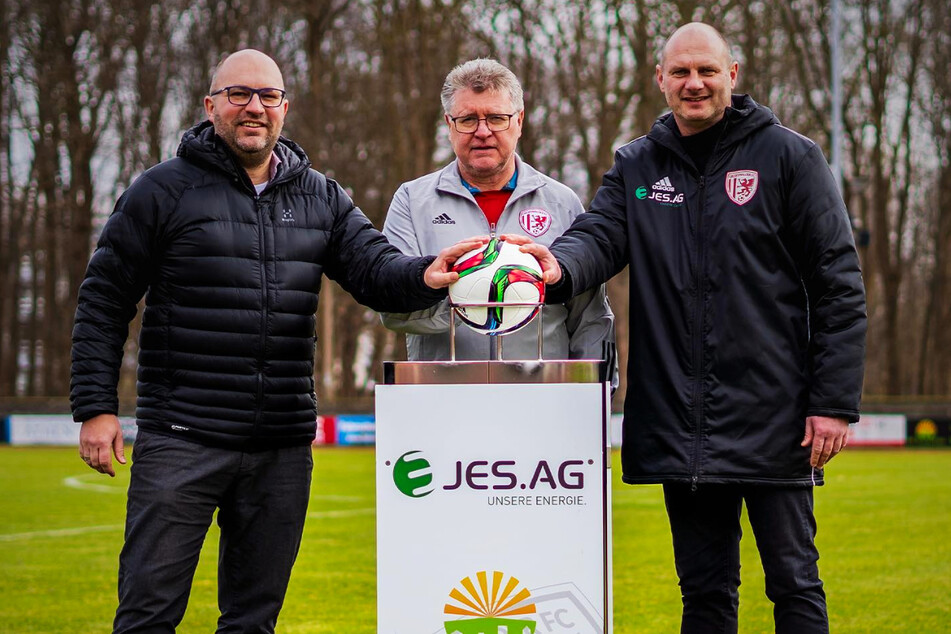 David Wagner (47, r.) ist neuer Sportchef in Greifswald. Hier begrüßen ihn GFC-Trainer Roland Kroos (62, M.), der Vater von Toni und Felix, sowie Geschäftsführer Daniel Gutmann.