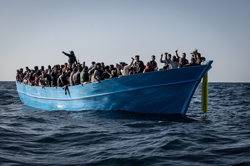 Deutsche Seenotretter warten mit fast 300 Migranten auf sicheren Hafen
