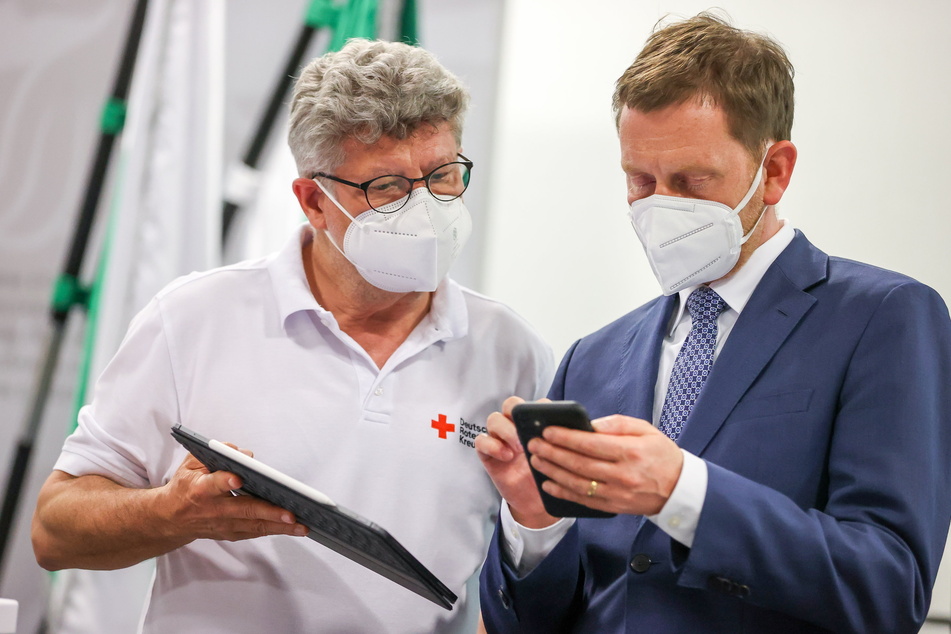 Raus aus der Krise - Impfung sei Dank: Sachsens Ministerpräsident Michael Kretschmer (47, CDU, r.) und DRK-Sachsen-Chef Rüdiger Unger (60).