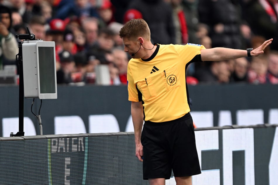 Schiedsrichter Christian Dingert (45) konsultiert den Videoassistenten.