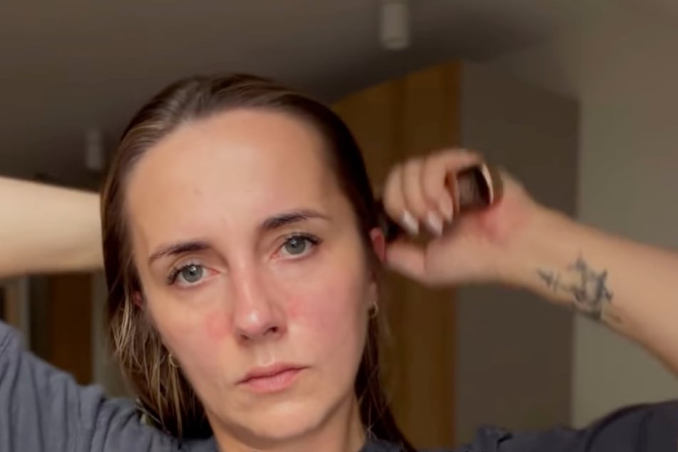 In ihrem aktuellen Selfie-Video bürstet sich Anna Heiser nebenher die Haare.