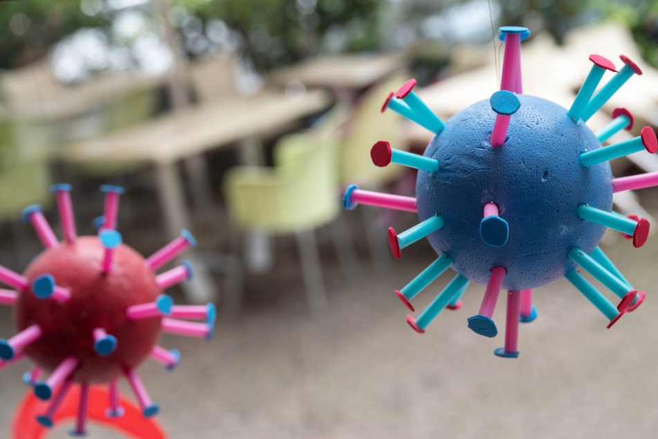 Stilisierte Corona-Viren in einem Schaufenster in Frankfurt am Main – Teile des Mittelstands gehen von einer kommenden Nachfrageflaute nach der Coronavirus-Pandemie aus.