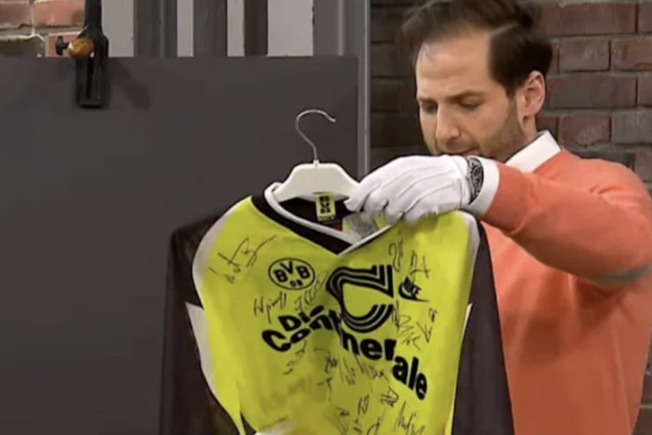 BVB-Fan Julian Schmitz-Avila (39) ist besonders angetan von dem Trikot.
