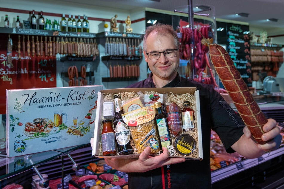 Fleischer Rico Schaarschmidt (43) zeigt eine der neuen Haamit-Kist'ln und die hauseigene Berg-Salami.