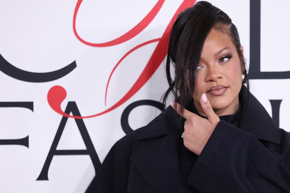 Když zpěvačka byla doma: žena střílí na majetek Rihanny.