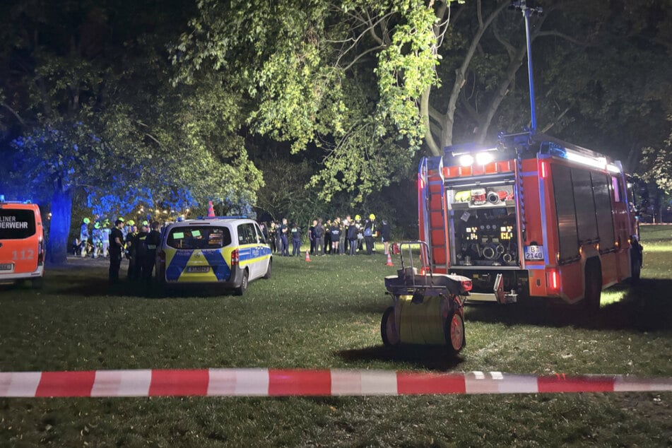 Die Feuerwehr ist nach dem Unfall auf der Fischerinsel mit einem Großaufgebot vor Ort.