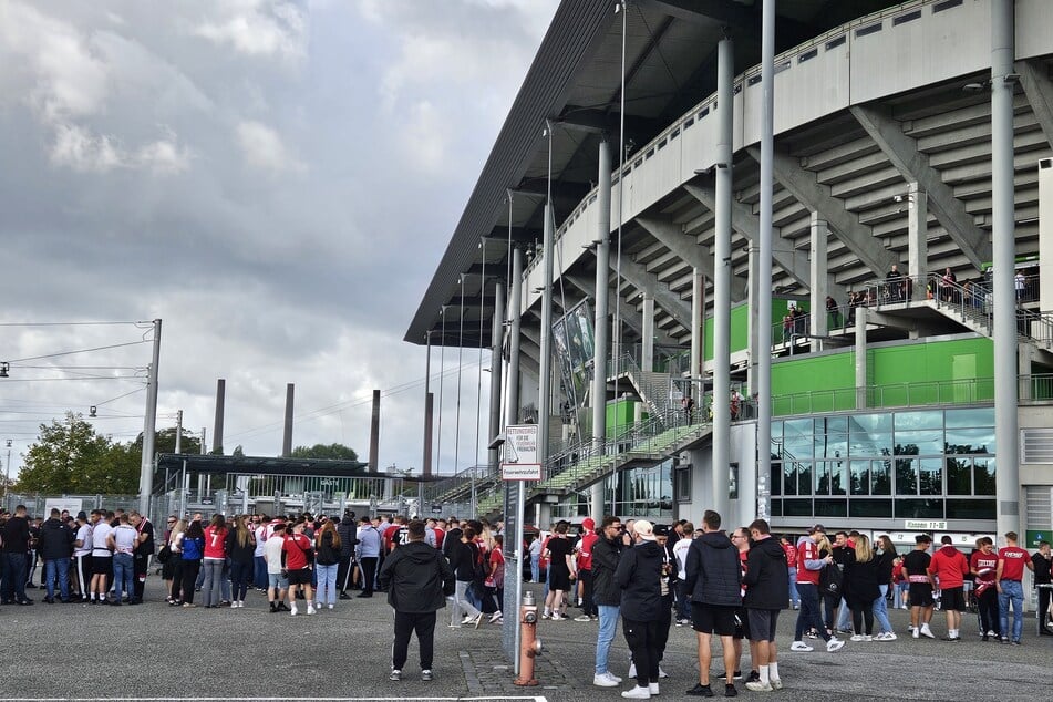 Der Stadionvorplatz füllt sich.
