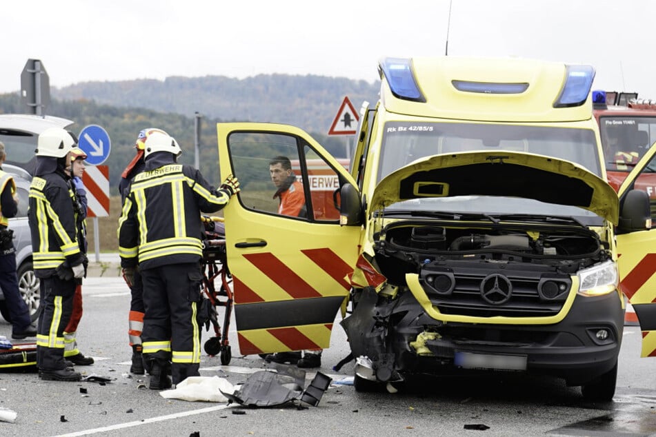 Ersten Annahmen zufolge wurde dem Krankentransportwagen die Vorfahrt genommen.