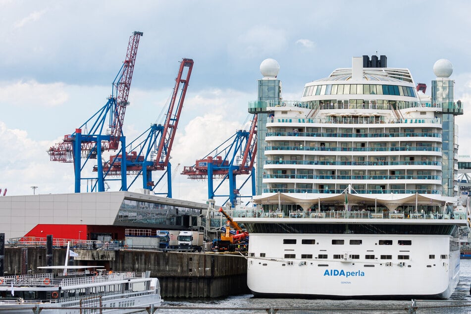 Etwa eineinhalb Stunden nach dem Ablegen im Hamburger Hafen sei der Notfall auf dem Kreuzfahrtschiff Aida Perla gemeldet worden. (Archivbild)